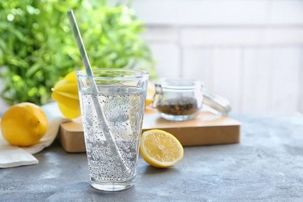 nước chanh hạt chia để giải khát và detox nhẹ nhàng