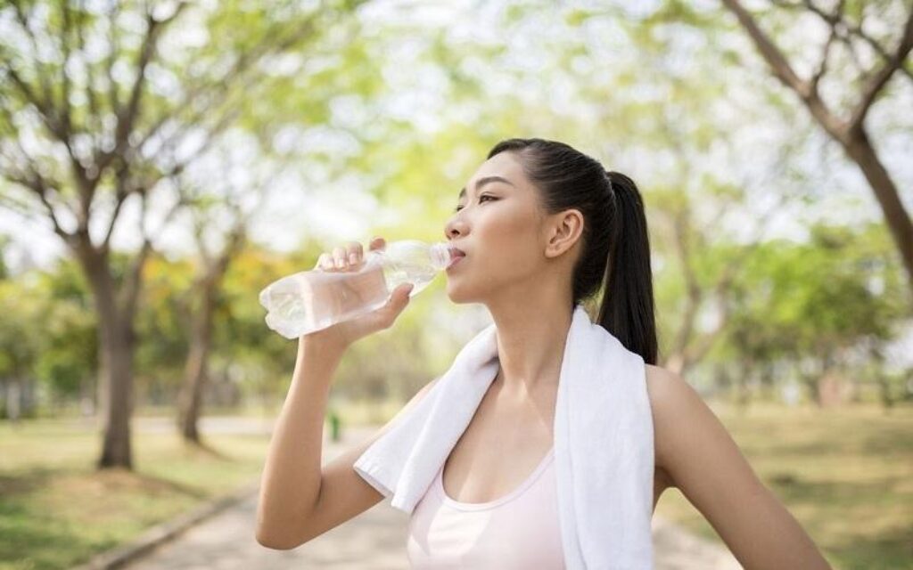 tập thể dục đều dặn kết hợp uống đủ nước để giảm cân